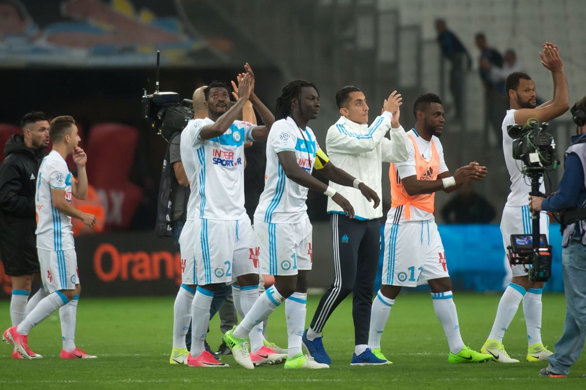 Bafetimbi Gomis junto a sus compañeros agradecen al público por su apoyo. (Foto Prensa Libre: AFP)