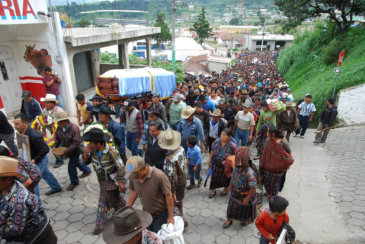 Cientos de pobladores acompañaron al cortejo fúnebre al cementerio general de Sololá, donde fue sepultado. (Foto Prensa Libre: Édgar Sáenz).