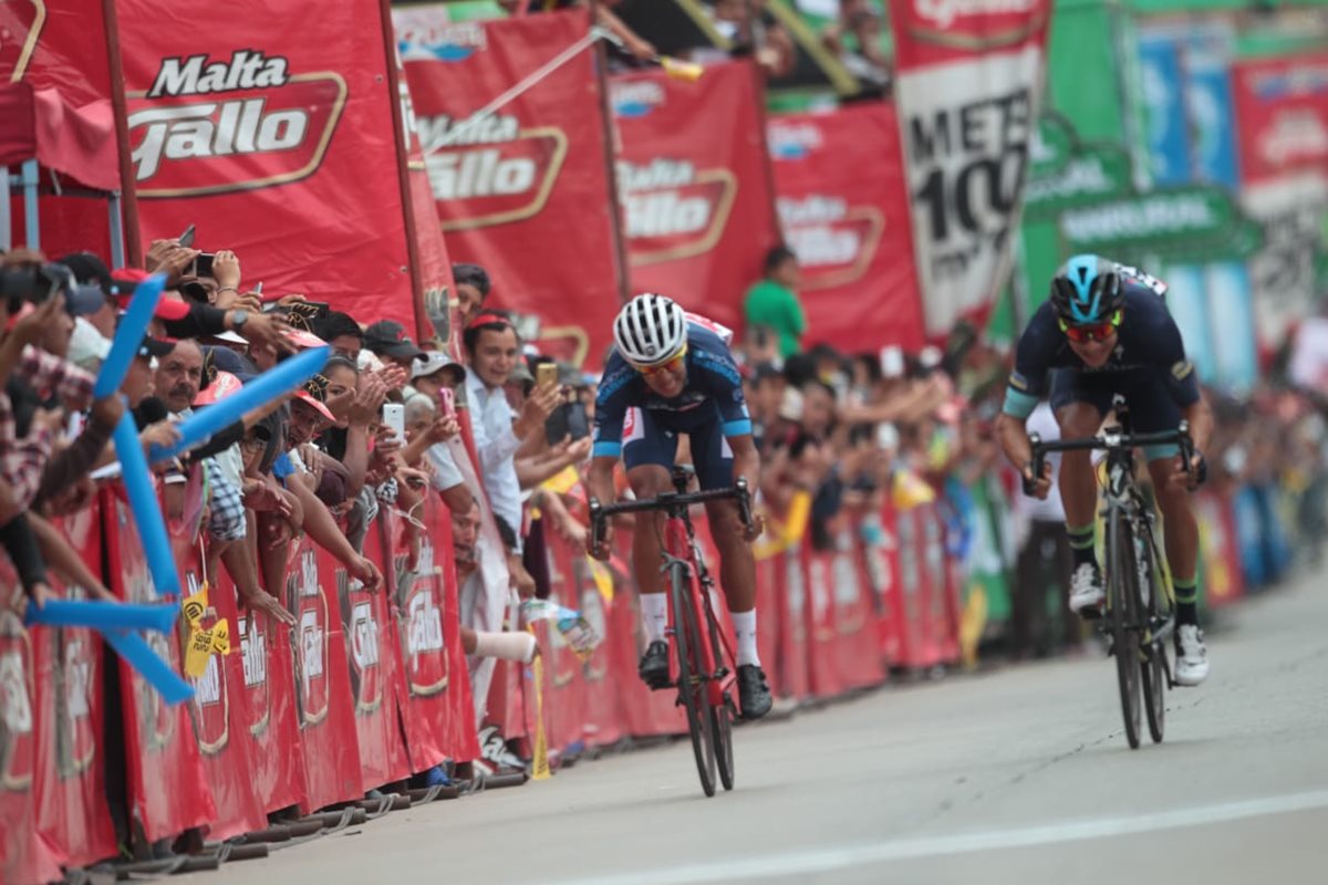 Luis López (derecha) ganó la tercera etapa de la Vuelta a Guatemala 2018. (Foto Prensa Libre: Norvin Mendoza)