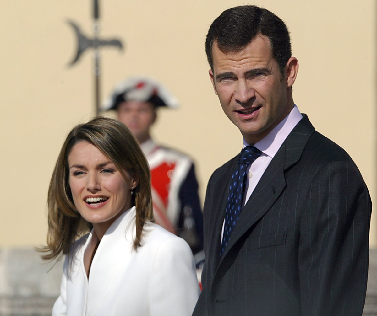 El príncipe Felipe y su prometida, Letizia Ortiz cuando anunciaron su compromiso en el Palacio del Pardo el 6 de noviembre de 2003. (Foto: AFP)