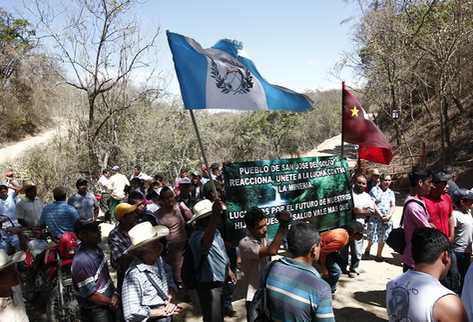 Vecinos de San José del Golfo cumplen 39 días de protesta frente al ingreso a mina. (Foto Prensa Libre: Archivo)