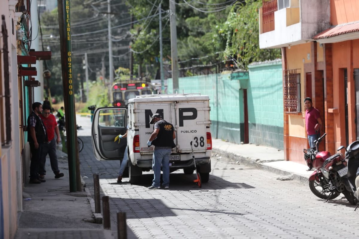 Agentes del MP buscan indicios del ataque. (Foto Prensa Libre: Erick Avila)