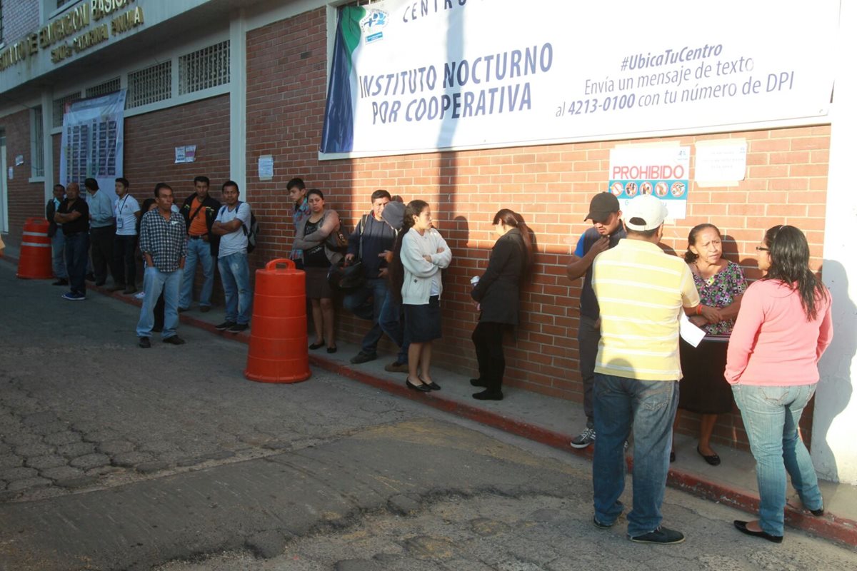 Los vecinos de El Cambray votaron en el Instituto Básico por Cooperativa en Santa Catarina Pinula. (Foto Prensa Libre: Estuardo Paredes) 
