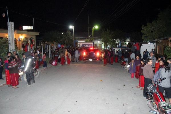 Familiares de los heridos esperan noticias en las afueras del hospital de Quiche. (Foto Prensa Libre: O. Figueroa)<br _mce_bogus="1"/>
