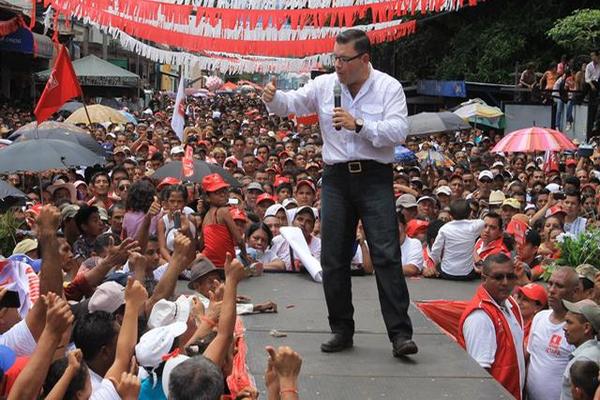 Manuel Baldizón se dirige a pobladores de Escuintla. (Foto Prensa Libre: Enrique Paredes).<br _mce_bogus="1"/>