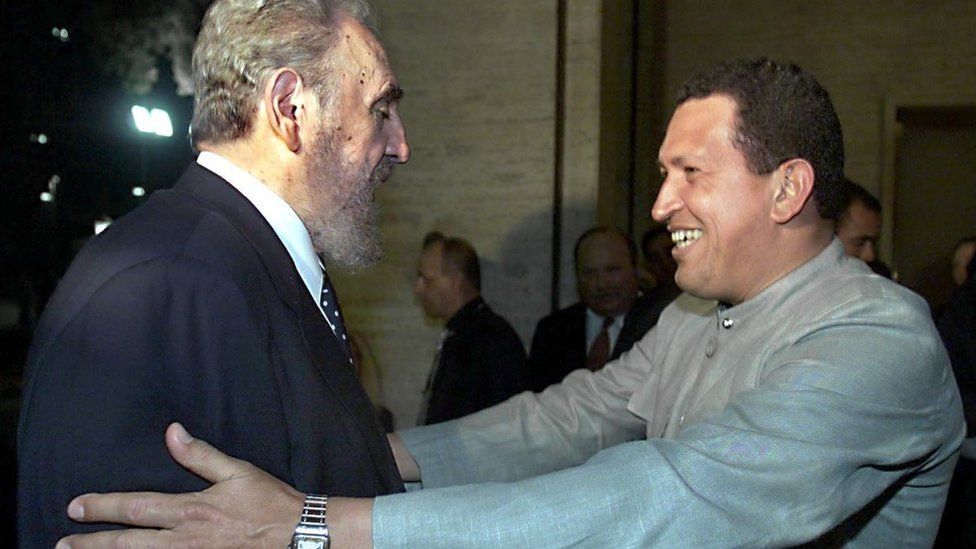 29 de junio de 1999, Castro frente a uno de sus más fervientes admiradores en la región: el presidente de Venezuela Hugo Chávez, quien pocos meses antes había tomado posesión por primera vez. Se encontraron en una cumbre de líderes latinoamericanos, caribeños y europeos en Brasil. ADALBERTO ROQUE/AFP/GETTY IMAGES