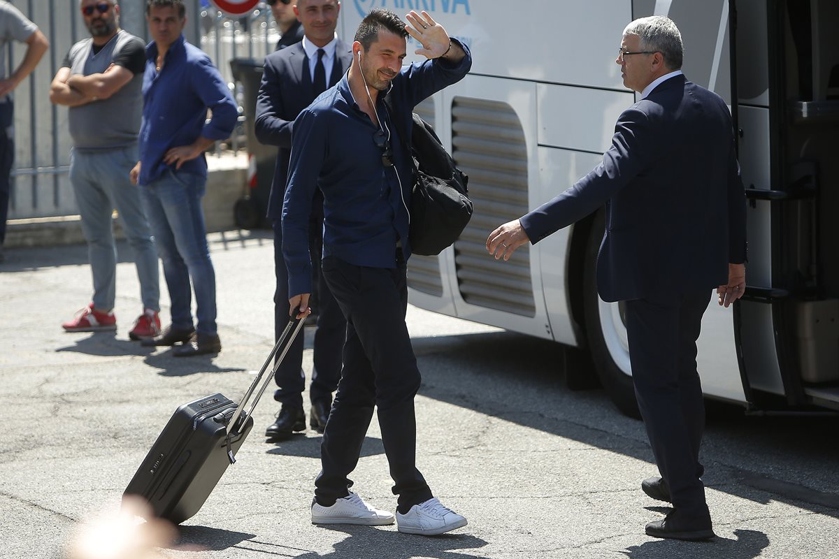 Gianluigi Buffon saluda a sus seguidores durante su llegada a Turín, Italia. (Foto Prensa Libre: AFP)