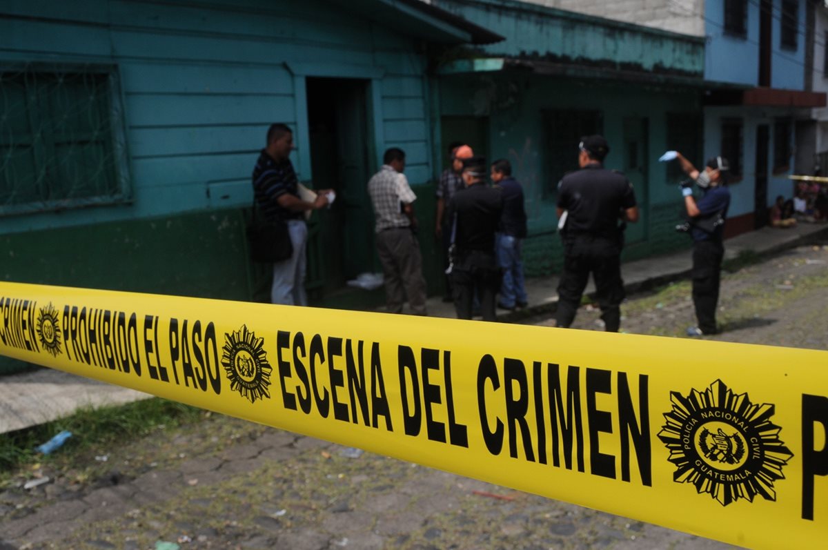Autoridades recaban evidenias en vivienda de Coatepeque, Quetzaltenango, donde se halla cadáver de hombre. (Foto Prensa Libre: Alexánder Coyoy)