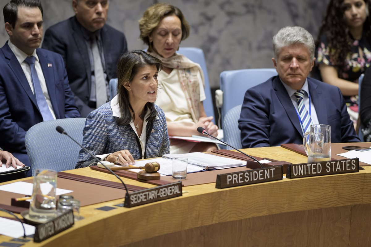 La presidenta de turno del Consejo de Seguridad, la estadounidense Nikki Haley, mientras habla durante una reunión sobre la situación en Nicaragua hoy. (Foto Prensa Libre: EFE)