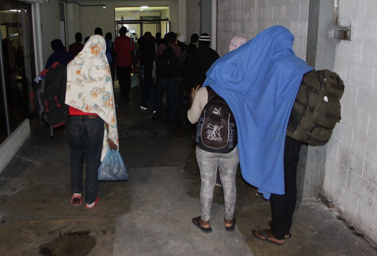 Migrantes de El Congo detenidos esta mañana en el Cenma (Foto Prensa Libre: PNC)