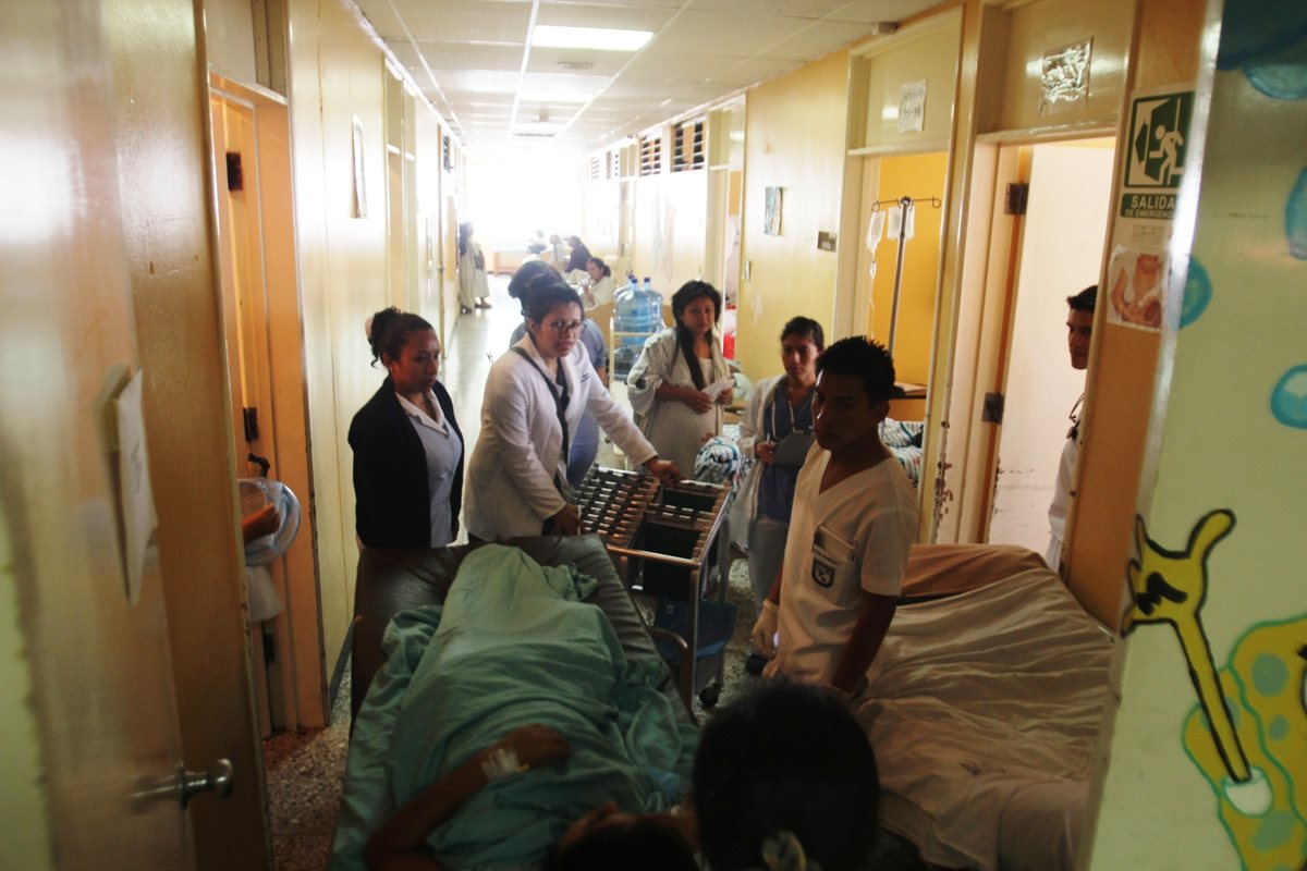 La crisis en el Hospital Nacional Pedro de Bethancourt, se agrava cada día más. (Foto Prensa Libre: Hemeroteca PL).
