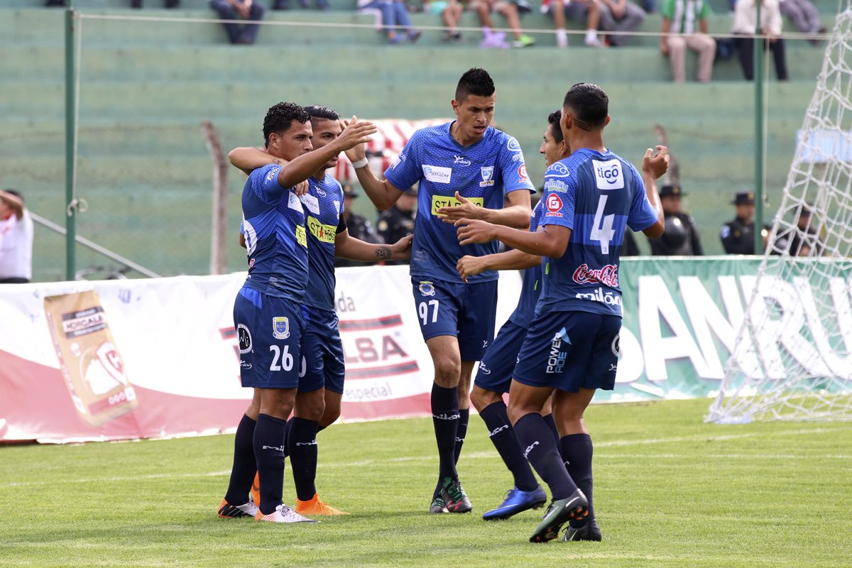 Los jugadores de Suchitepéquez tienen la presión de ganar y esperar que Xelajú MC haga lo mismo, para permanecer en la Liga Nacional. (Foto Prensa Libre: Hemeroteca PL)