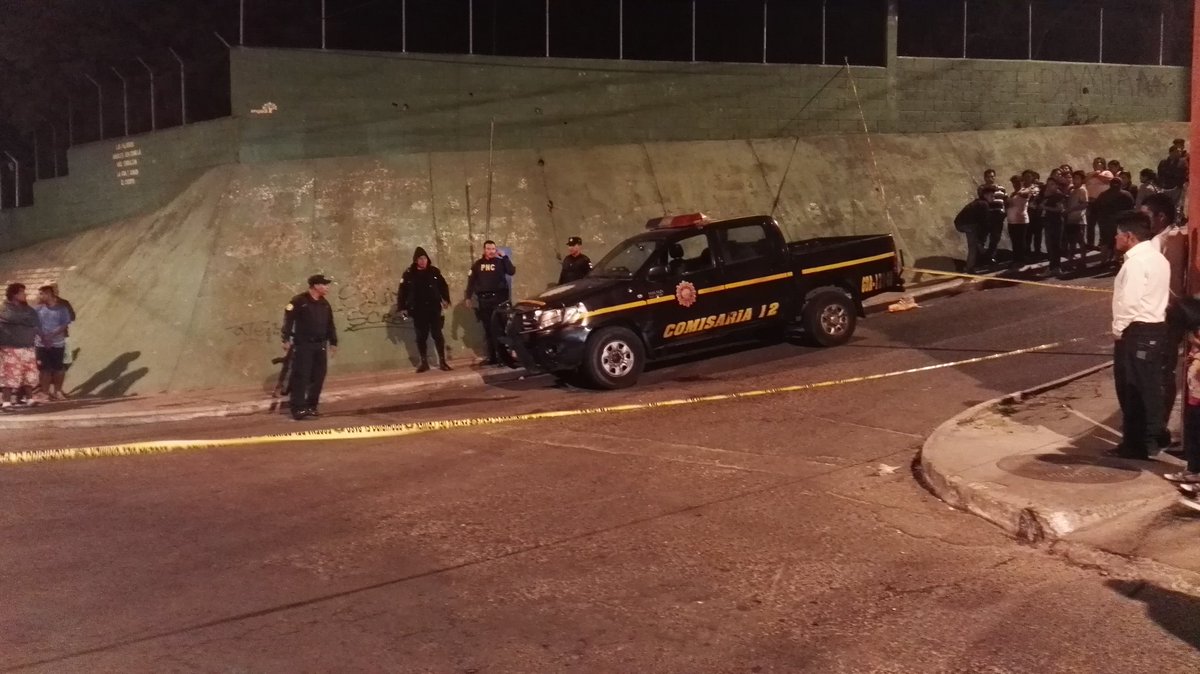 En la colonia Paraíso 2, zona 18, emboscaron una autopatrulla y muere a balazos un PNC, su compañero sobrevivió con lesiones de bala. (Foto Prensa Libre: Hemeroteca PL)