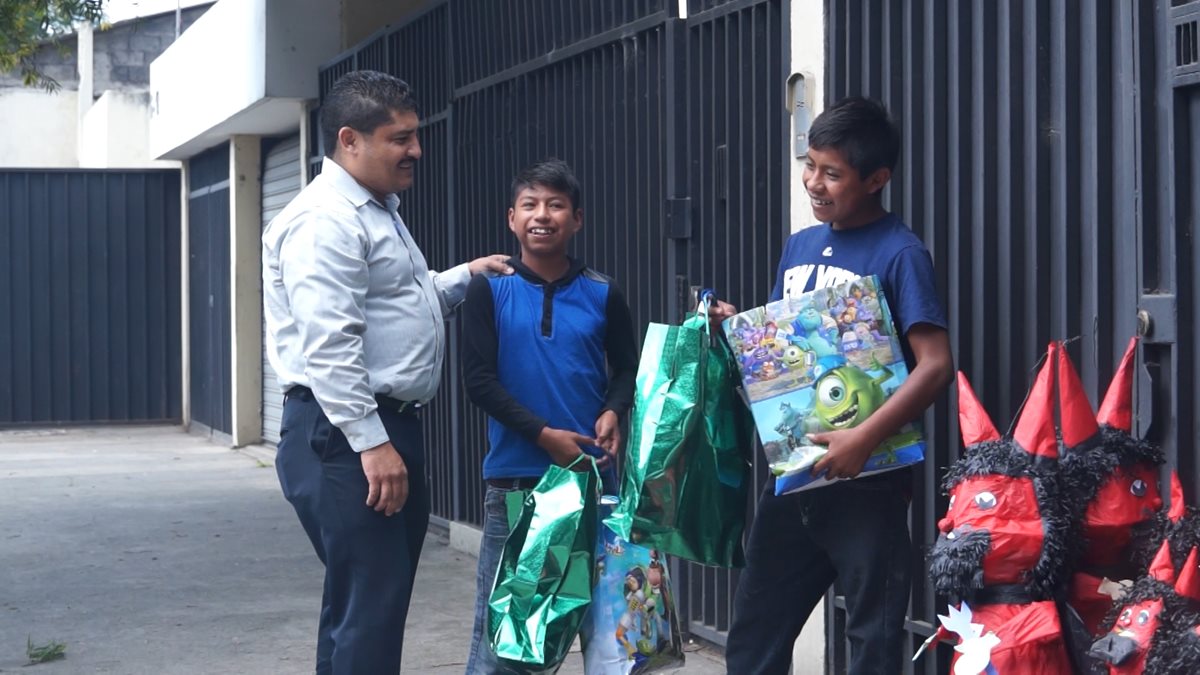 Los sueños de Navidad de ambos muchachos se cumplieron. (Foto Prensa Libre: Juan Carlos Rivera)