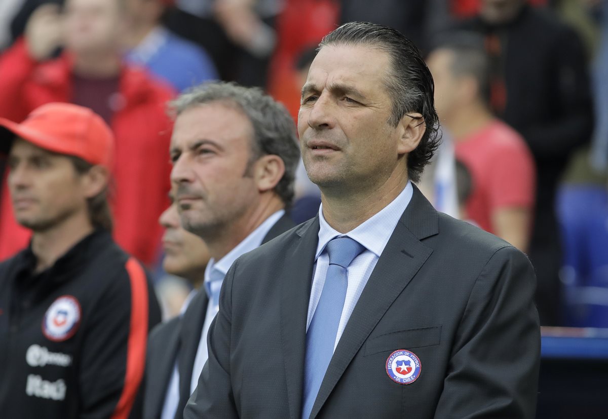Juan Antonio Pizzi observa a sus jugadores durante el partido amistoso frente a Rusia. (Foto Prensa Libre: AP)