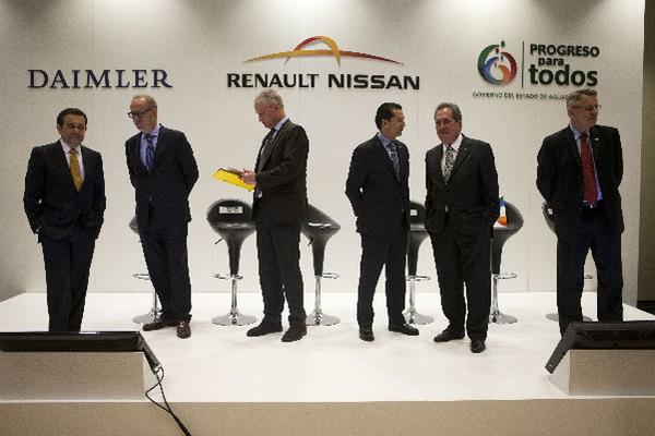 Representes de Daimler, Renault-Nissan y el gobierno mexicano durante el anuncio de apertura. (Foto Prensa Libre: AP)