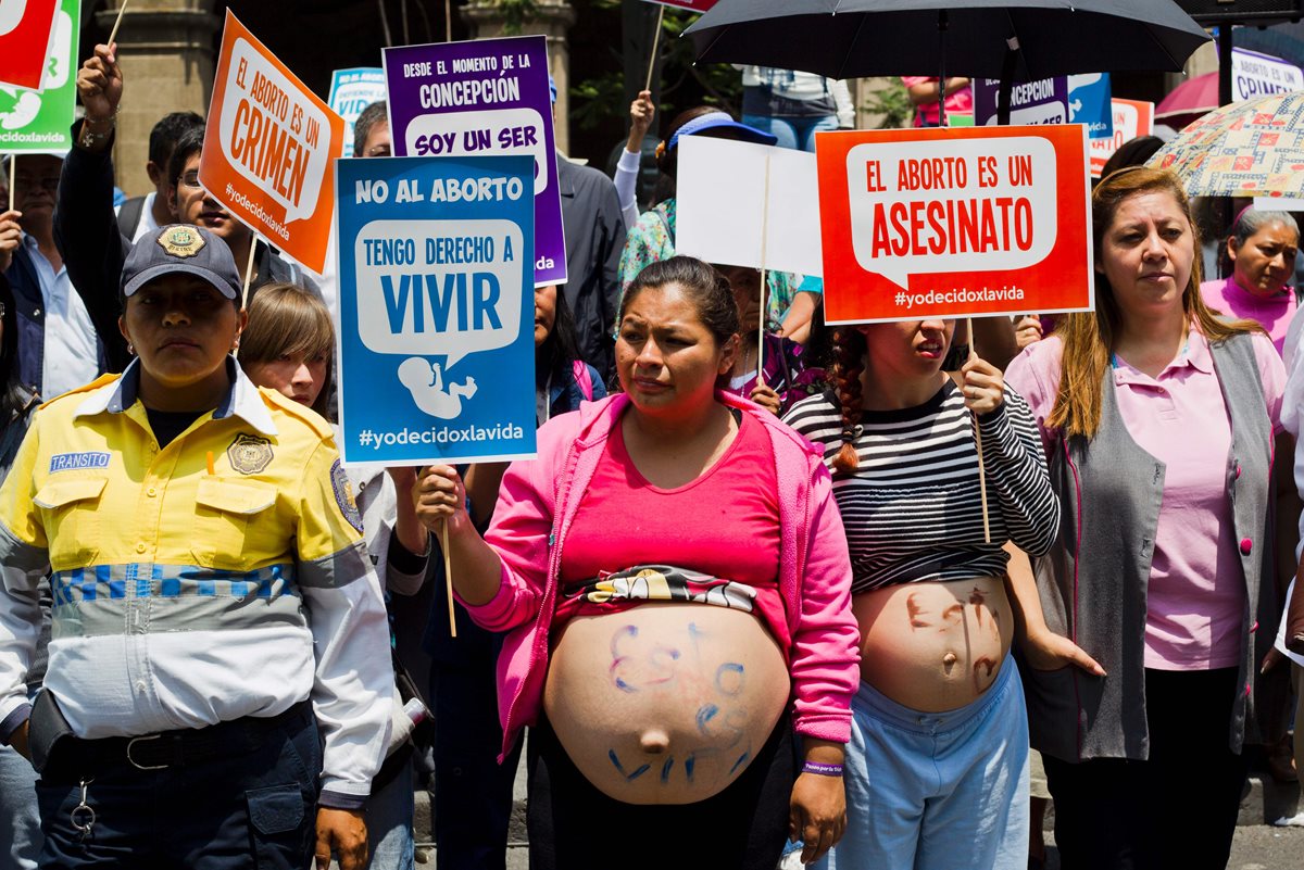 Activistas portan pancartas en contra del aborto en México. (Foto Prensa Libre: AFP).