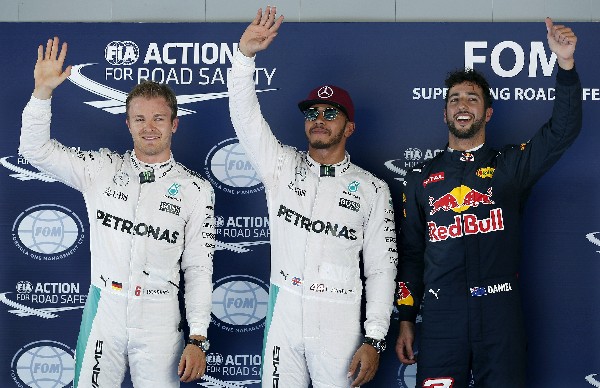 Lewis Hamilton -centro-, Nico Rosberg -izquierda- y Daniel Ricciardo -derecha-, dominaron la pole. (Foto Prensa Libre: AFP)