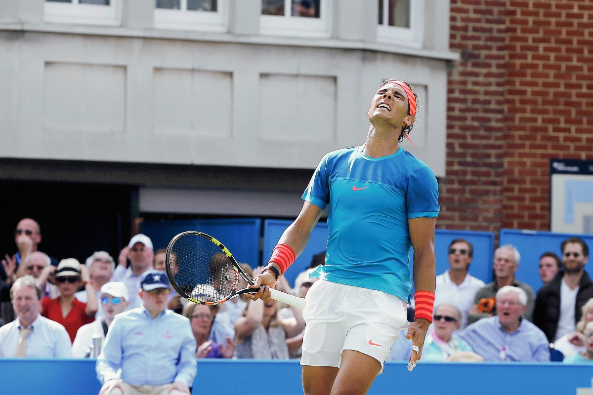 Rafael Nadal se frustra después de no conectar bien un remate, en el partido que perdió este martes en el torneo de Queens (Foto Prensa Libre: AFP)