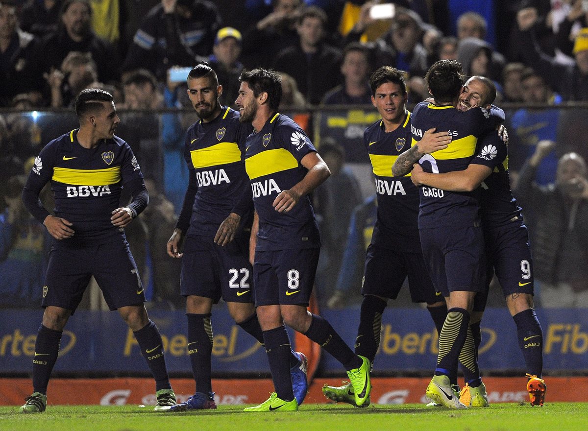 Benedetto celebra con sus compañeros luego de abrir el marcador desde el punto de penalti. (Foto Prensa Libre: AFP)