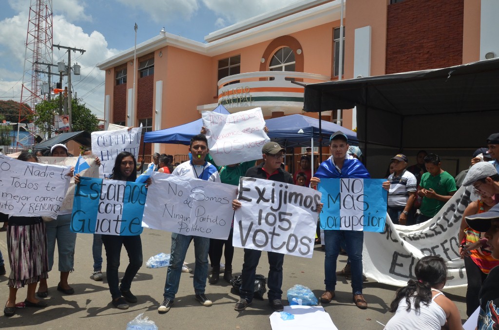 Pobladores manifiestan en Barberena para exigir justicia en casos de corrupción. (Foto Prensa Libre: Oswaldo Cardona)