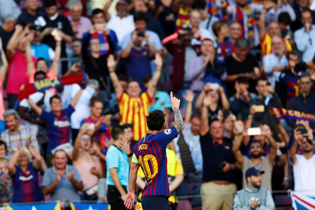 Lionel Messi celebra con la afición el gol contra el PSV. (Foto Prensa Libre: EFE).
