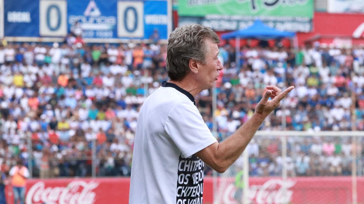 Eduardo Méndez, entrenador de Suchitepéquez le da instrucciones a los jugadores venados. (Foto Prensa Libre: Cristian Soto)