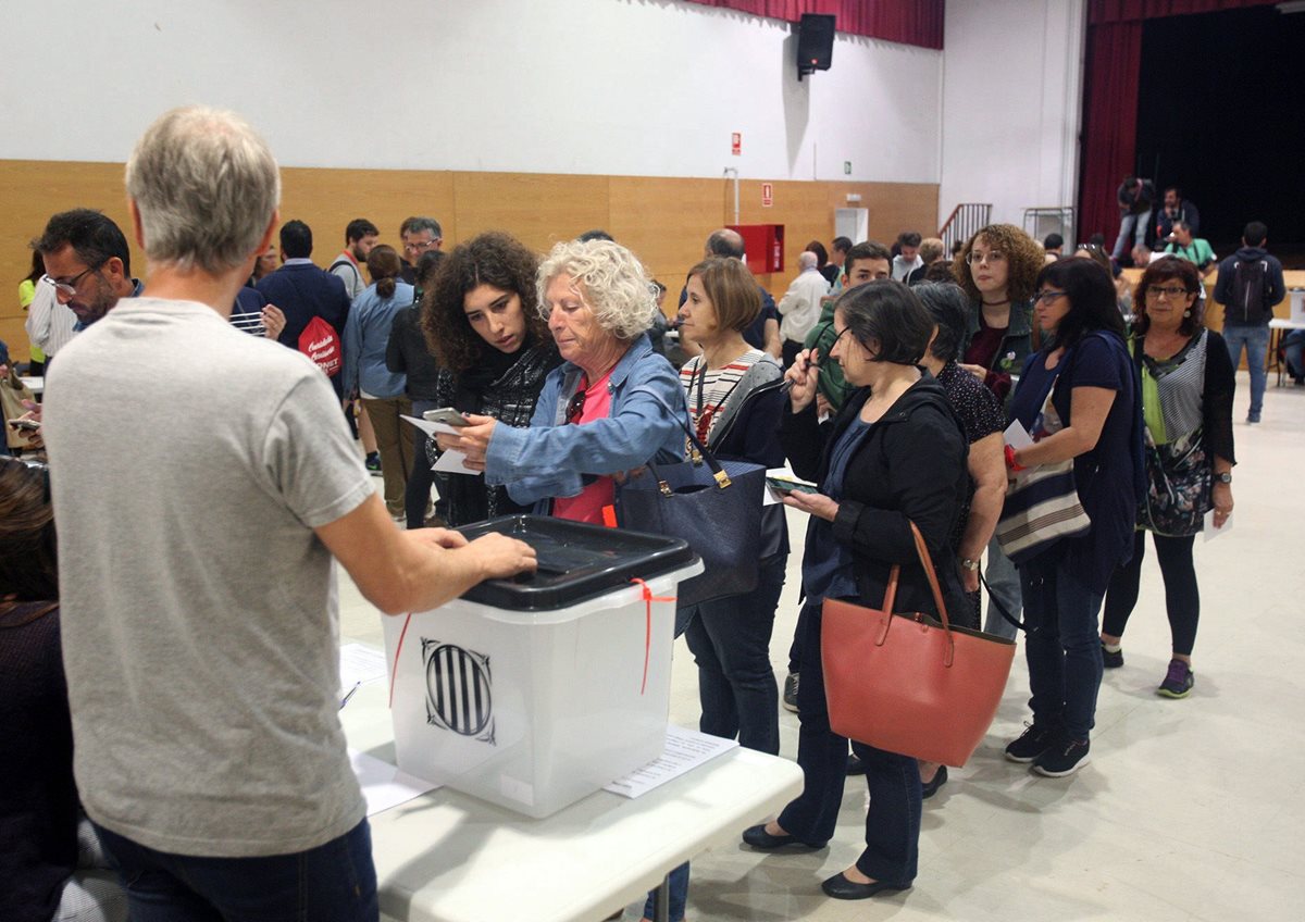 Miles de electores se dieron cita este domingo en Tarragona. Las sedes de los colegios electorales viven una jornada intensa. (Foto Prensa Libre: EFE)