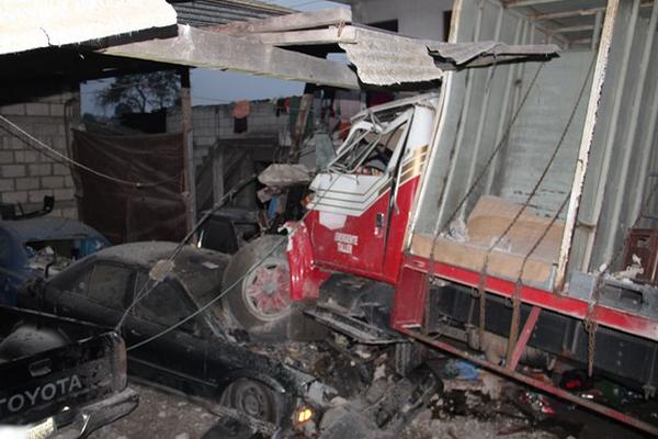 Un conductor ebrio arrolló a un mecánico que trabajaba en su taller en San Cristóbal Totonicapán. (Foto Prensa Libre: Edgar Domínguez)