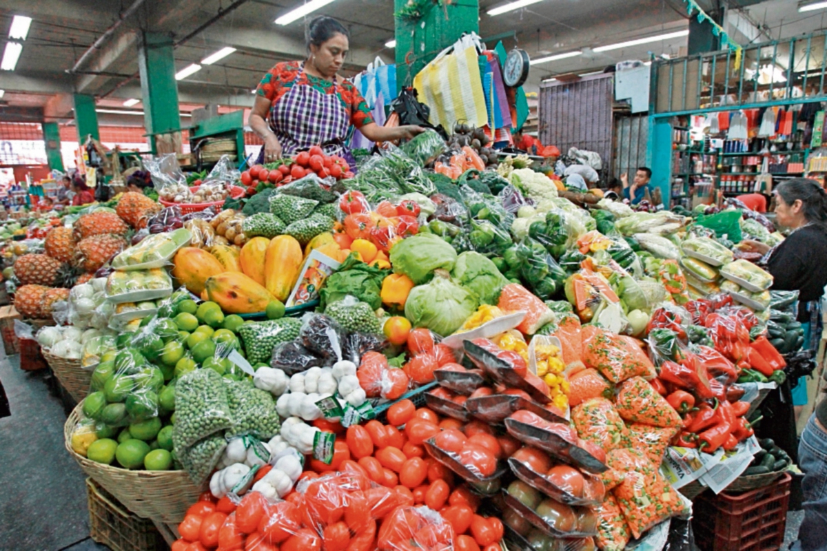 El Tomate y la cebolla se ubicaron entre los productos básicos que subieron entre octubre y noviembre. (FOTO PRENSA LIBRE: ESTUARDO PAREDES)
