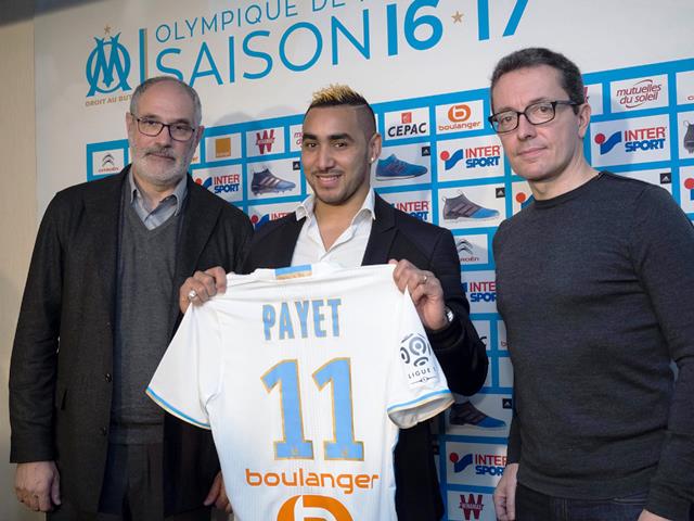 El centrocampista francés Dimitri Payet (centro)junto al director deportivo del Marsella Andoni Zubizarreta (izquierda) y el presidente del club, Jacques-Henri Eyraud. (Foto Prensa Libre: EFE)