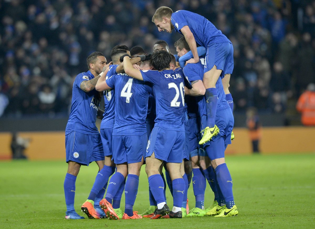 Los jugadores del Leicester festejan luego del triunfo frente al Liverpool. (Foto Prensa Libre. EFE)