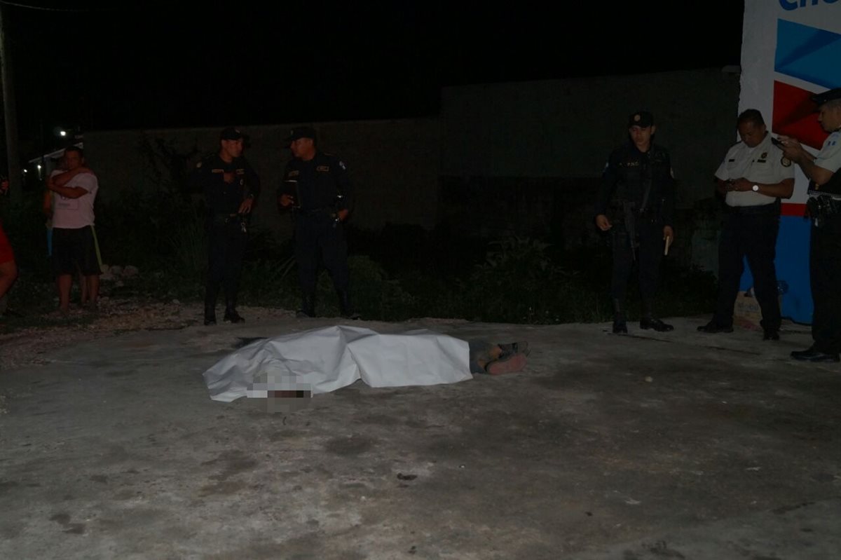 El cuerpo del supuesto asaltante quedó sobre la calle principal de San Benito. (Foto Prensa Libre: Rigoberto Escobar).