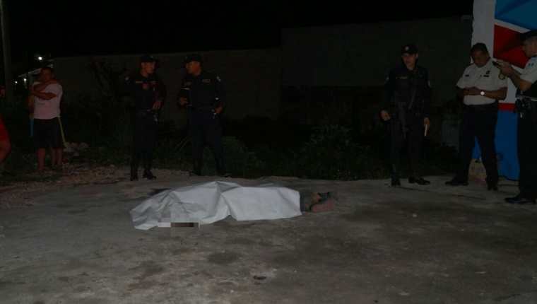 El cuerpo del supuesto asaltante quedó sobre la calle principal de San Benito. (Foto Prensa Libre: Rigoberto Escobar).