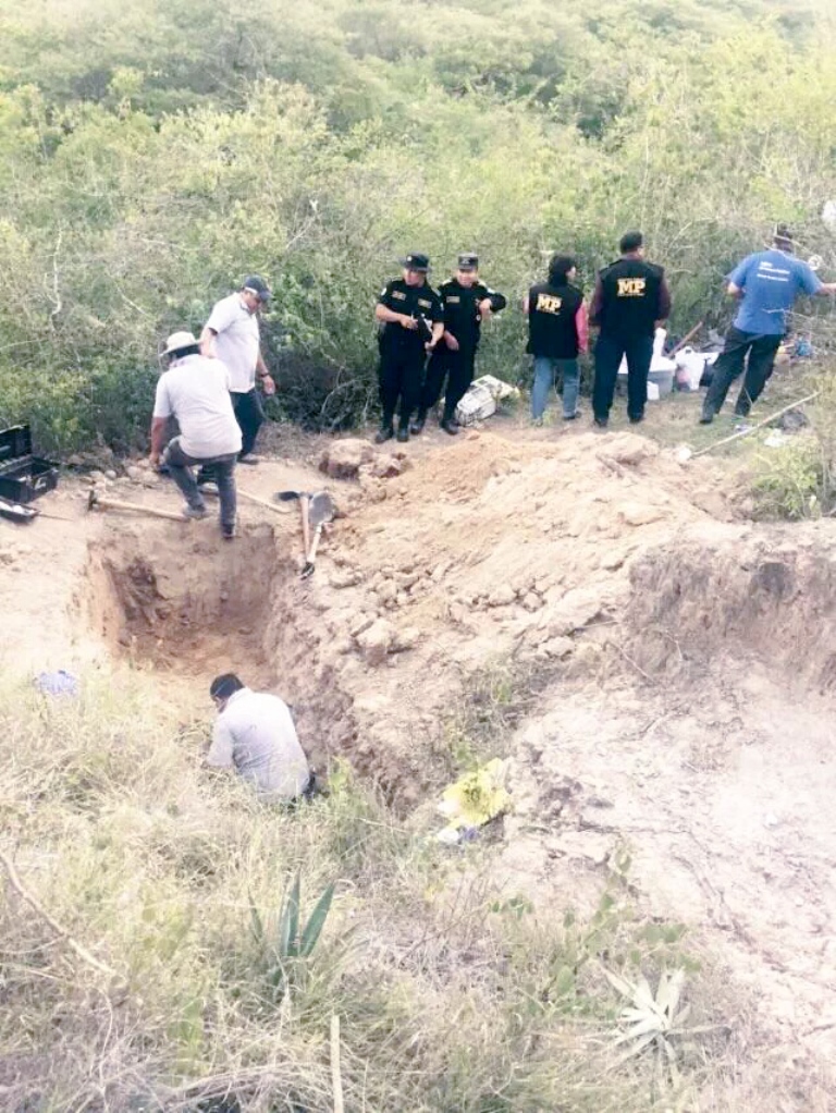 Autoridades hallan cuerpos de padre e hija plagiados en Baja Verapaz. (Foto Prensa Libre: Carlos Grave)