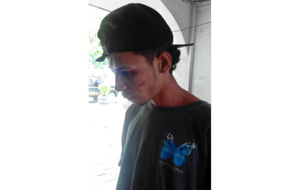 César David Escobar Beltrán, de 21 años, fue aprehendido por la PNC luego de haber sido vapuleado en Puerto Barrios, Izabal. (Foto Prensa Libre: Dony Stewart)