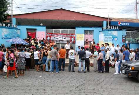 Sindicalistas realizan un plantón frente al Hospital Regional de Coatepeque, para exigir equipo, insumos y medicinas. (Foto Prensa Libre: Alexánder Coyoy)