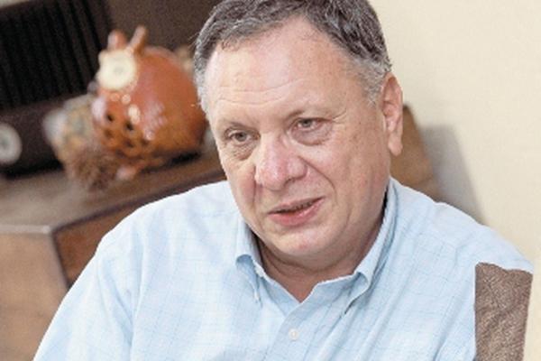 El arquitecto Oscar Quintana presenta un estudio sobre 128 sitios   arqueológicos en el Noreste de Petén. (Foto Prensa Libre: Álvaro   Interiano)