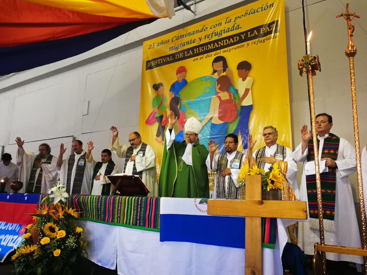Sacerdotes scalabrinianos dan la bendición a los asistentes a la celebración por el Día del Migrante. (Foto Prensa Libre: Sergio Morales)