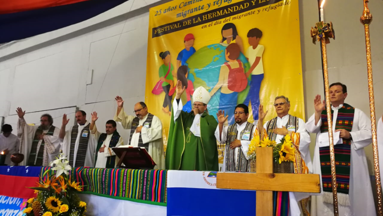 Sacerdotes scalabrinianos dan la bendición a los asistentes a la celebración por el Día del Migrante. (Foto Prensa Libre: Sergio Morales)