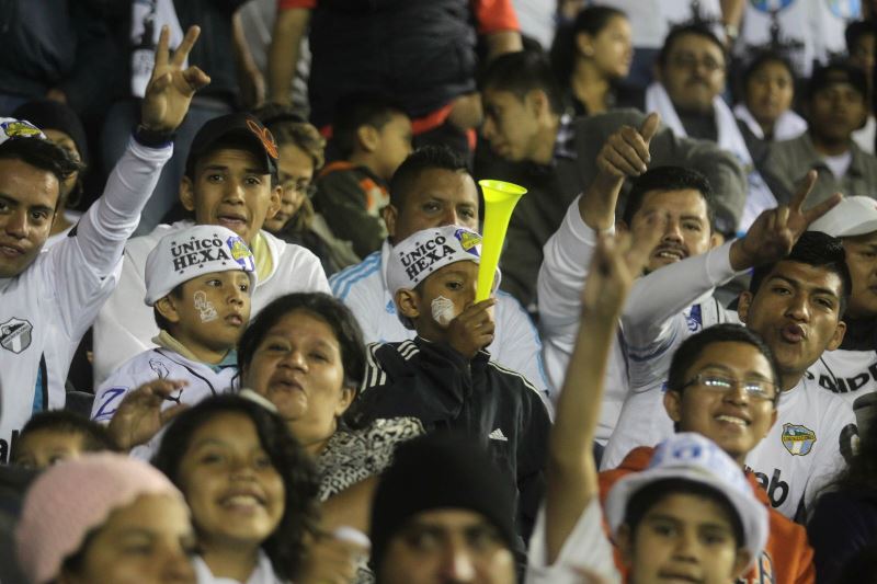 La afición de Comunicaciones disfrutó del partido, aunque su equipo no pudo mantener la ventaja y empató 3-3 frente a Antigua GFC. (Foto Prensa Libre: Norvin Mendoza).