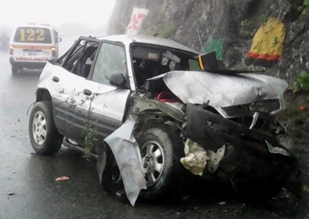 El vehículo en que se conducía Gumersindo Damián Pacay quedó destruido luego de que se accidentara en la ruta que de Cunén conduce a Sacapulas, Quiché. (Foto Prensa Libre: Óscar Figueroa).