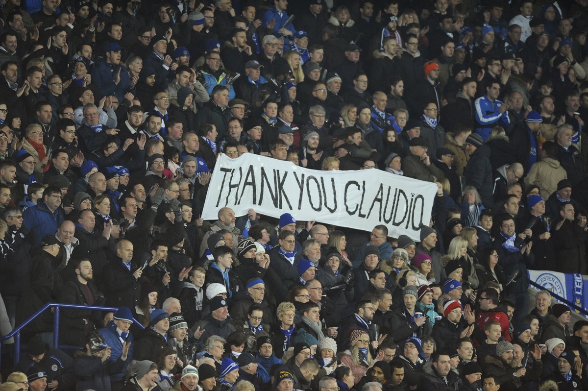 En el partido contra el Liverpool los seguidores del Leicester mostraron su agradecimiento a Claudio Ranieri. (Foto Prensa Libre: AP)