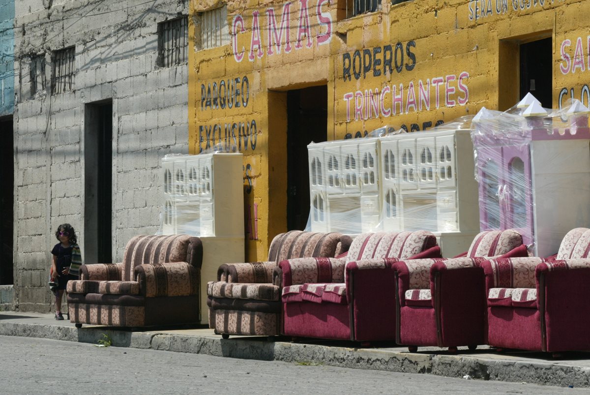 Mueblerías en la avenida Bolívar zona 8. (Foto: Hemeroteca PL)