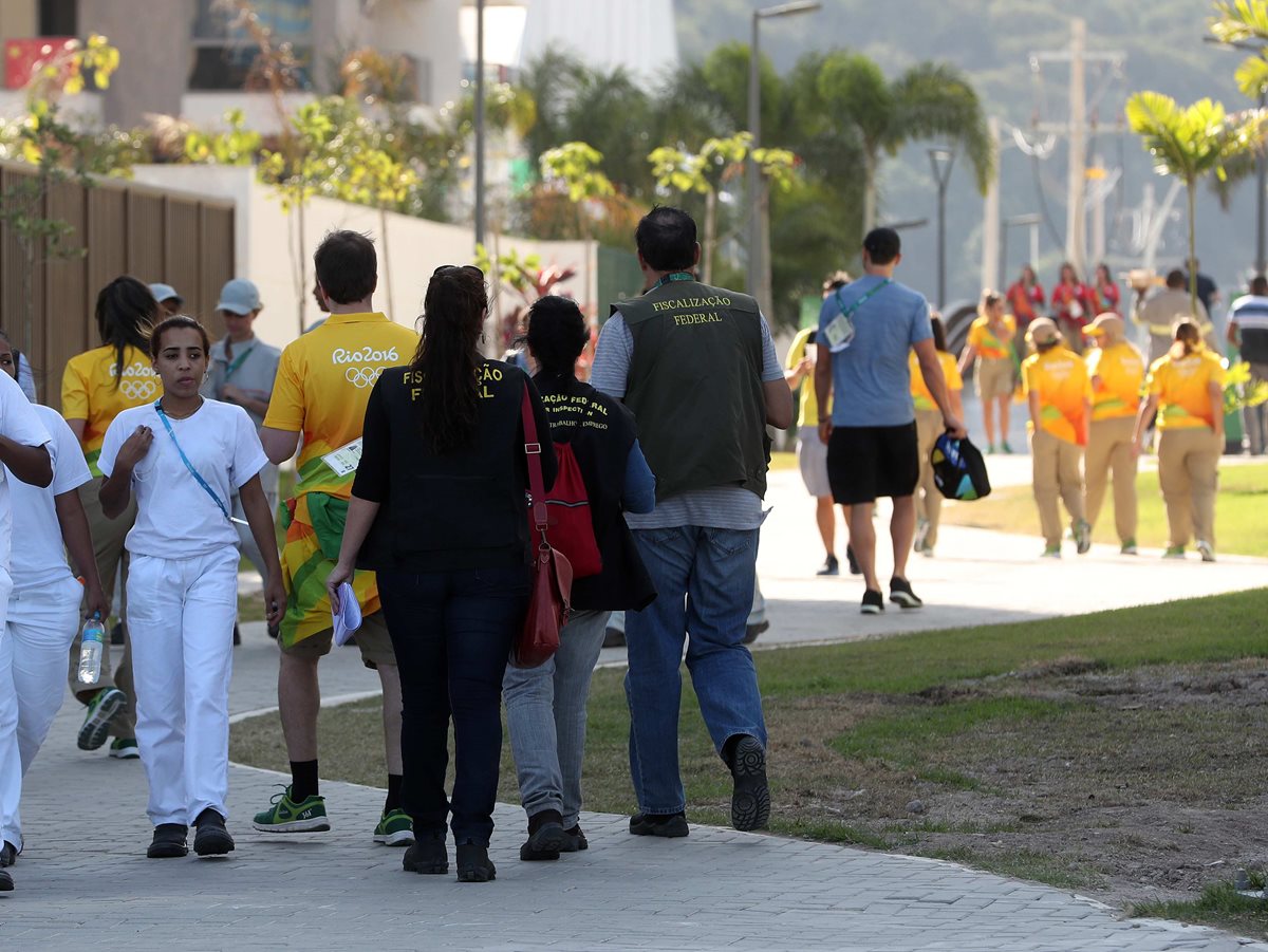 Los fiscales brasileños realizan la inspección en la Villa Olímpica. (Foto Prensa Libre: EFE)