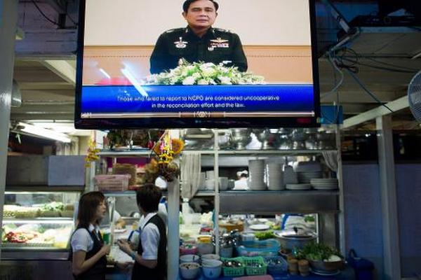 Una pantalla de TV en un restaurante en Bangkok muestra al jefe de la Junta militar, Prayut Chan-O-Cha, anunciando elecciones en 15 meses. (Foto Prensa Libre: AFP).