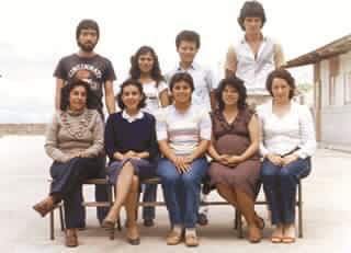 Maestros de la escuela oficial urbana mixta No. 454, foto en la que aparece Ricardo Arjona, atrás, al extremo derecho.  (Foto Prensa Libre, cortesía de Laura Ávila y Ana Sylvia González)