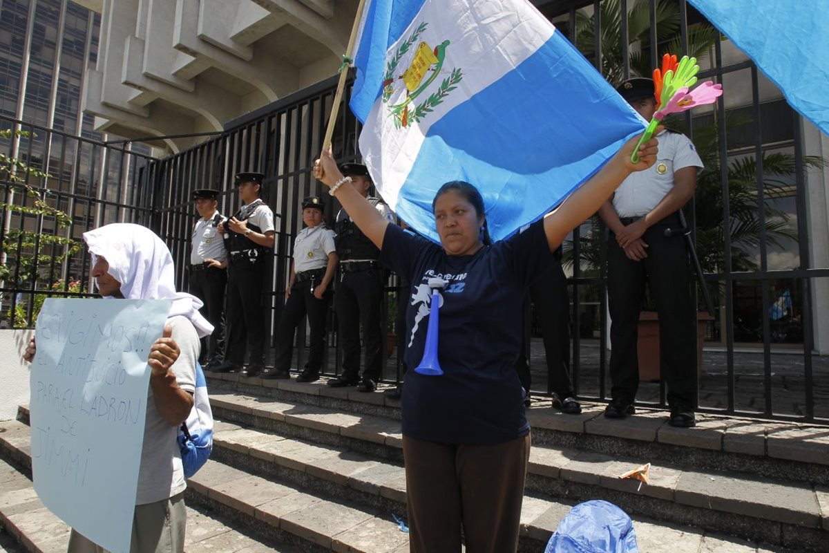 La decisión del presidente Morales ha dividido a grupos en favor y en contra de su posición.