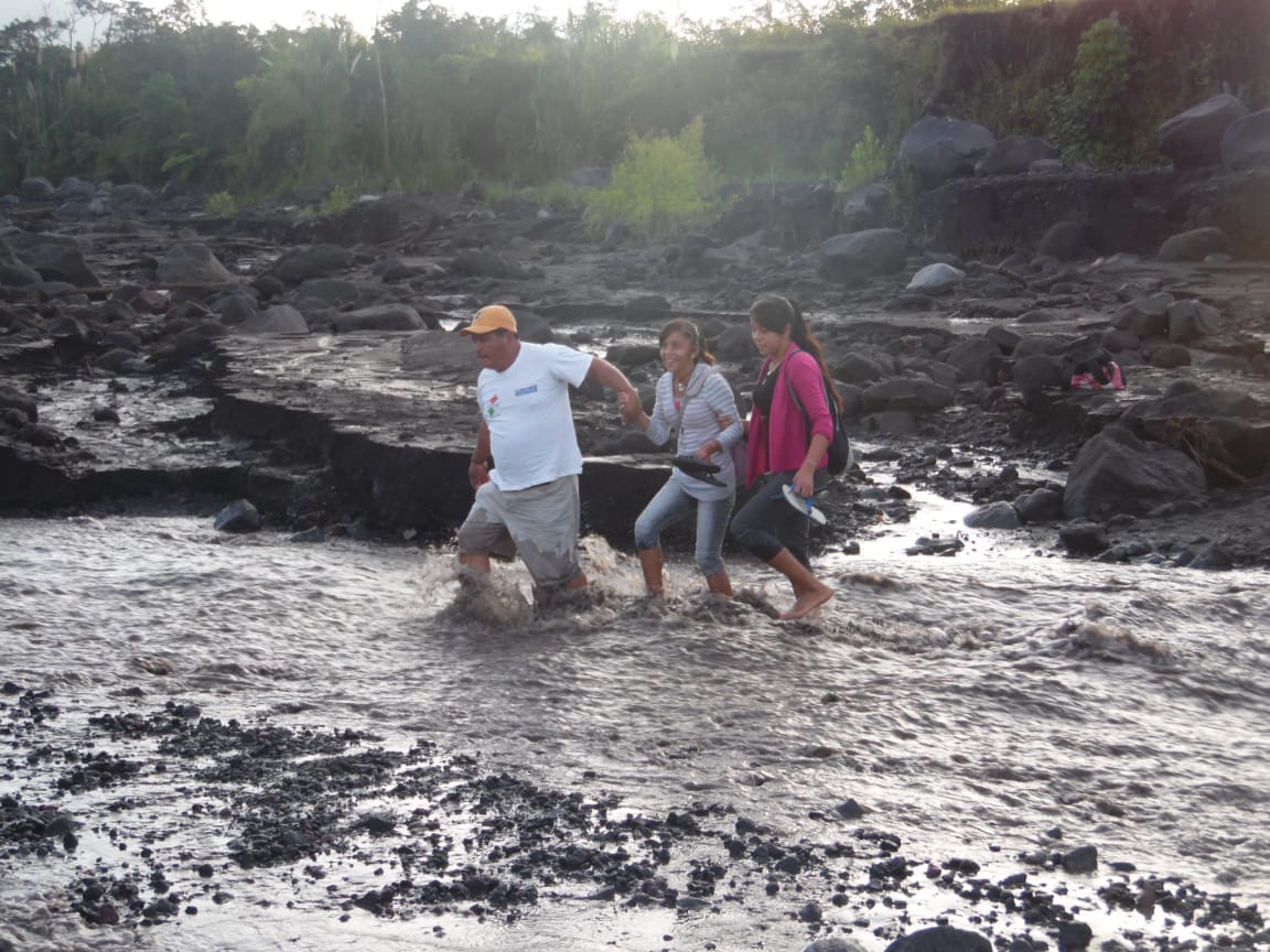 Tres pobladores cruzan un río por la falta de puentes. (Foto Prensa Libre: Víctor Chamalé).