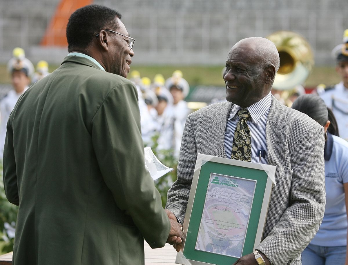 Roy Fearon (derecha) formó parte de la generación de oro del atletismo de Izabal. (Foto Prensa Libre: Hemeroteca PL)